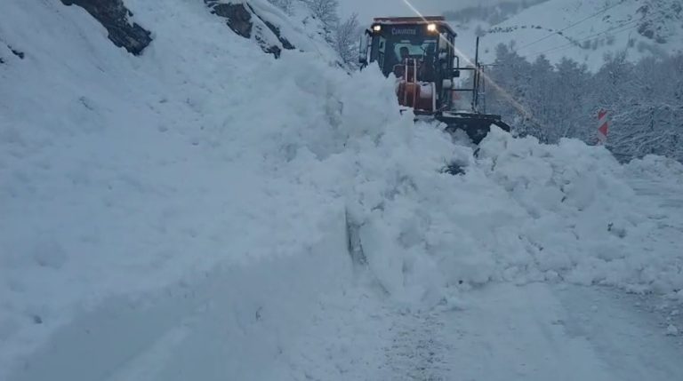 Tunceli-Ovacık yolunda çığ: Ulaşım kısa sürede yeniden sağlandı