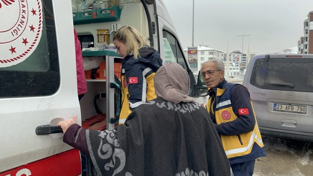 Elazığ’da sitede doğal gaz zehirlenmesi: 1’i çocuk 6 kişi hastaneye kaldırıldı