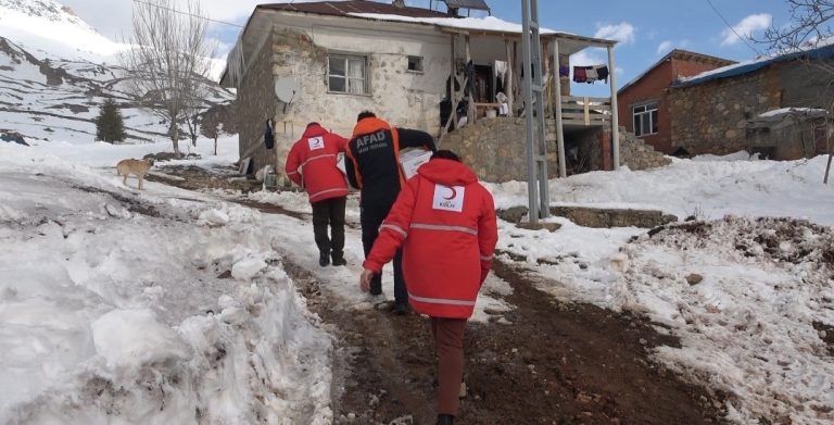 Zorlu kış şartlarında ihtiyaç sahiplerine destek