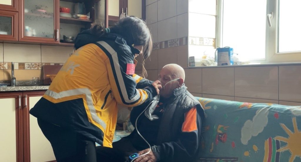 Kar kalınlığının 145 santimetreyi aştığı Ovacık’ta hayat kurtaran müdahale