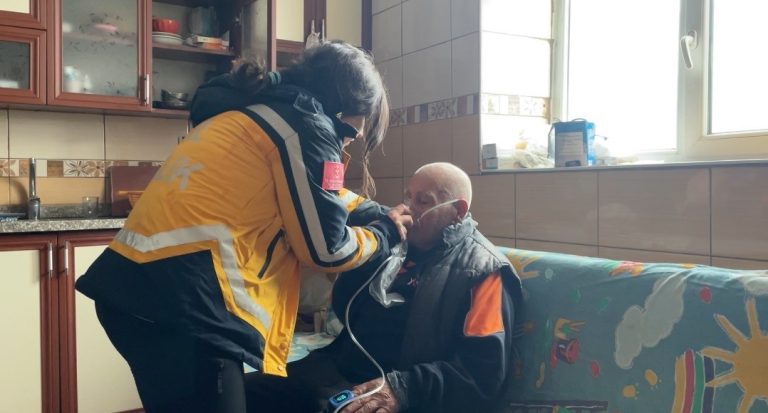 Kar kalınlığının 145 santimetreyi aştığı Ovacık’ta hayat kurtaran müdahale