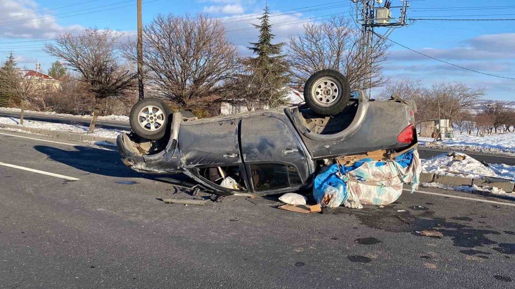 Elazığ’da pikap takla attı: 3 kişi yaralandı
