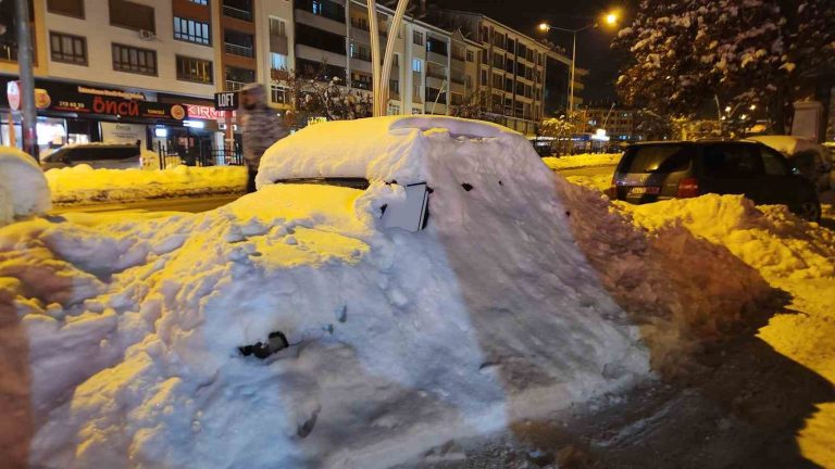 Tunceli’de kar esareti: Araçlar kar yığınları arasında kayboldu