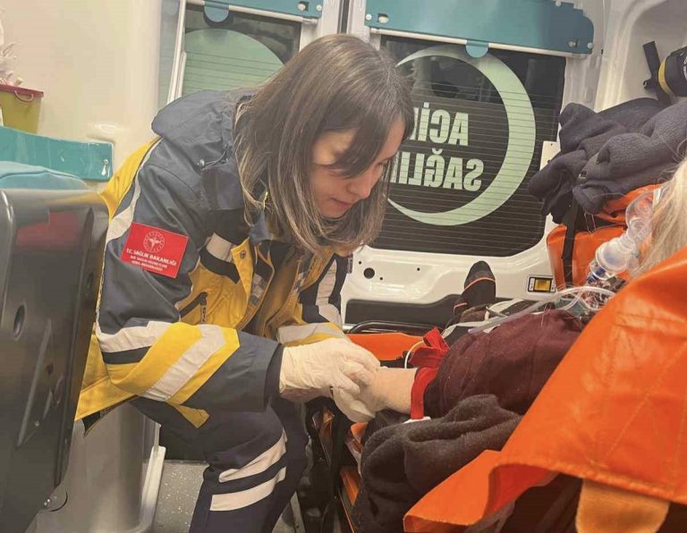 Pertek’te, karla kaplı yolda hastaya ulaşmak için ekipler zamanla yarıştı