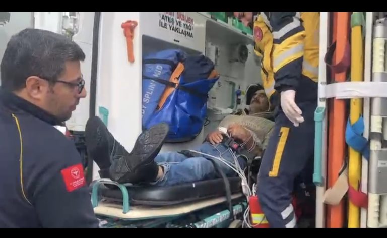 Yoğun kar altında zamanla yarış: Paşacık köyündeki hasta için ekipler seferber oldu