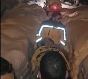 Ovacık’ta kapalı yollar aşıldı, ayağı kırılan yaşlı kadın hastaneye ulaştırıldı