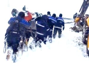 Tunceli’de ekipler enerji için seferber oldu: Ekipler direkleri sırtında taşıdı