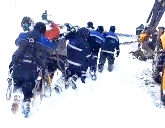 Tunceli’de ekipler enerji için seferber oldu: Ekipler direkleri sırtında taşıdı