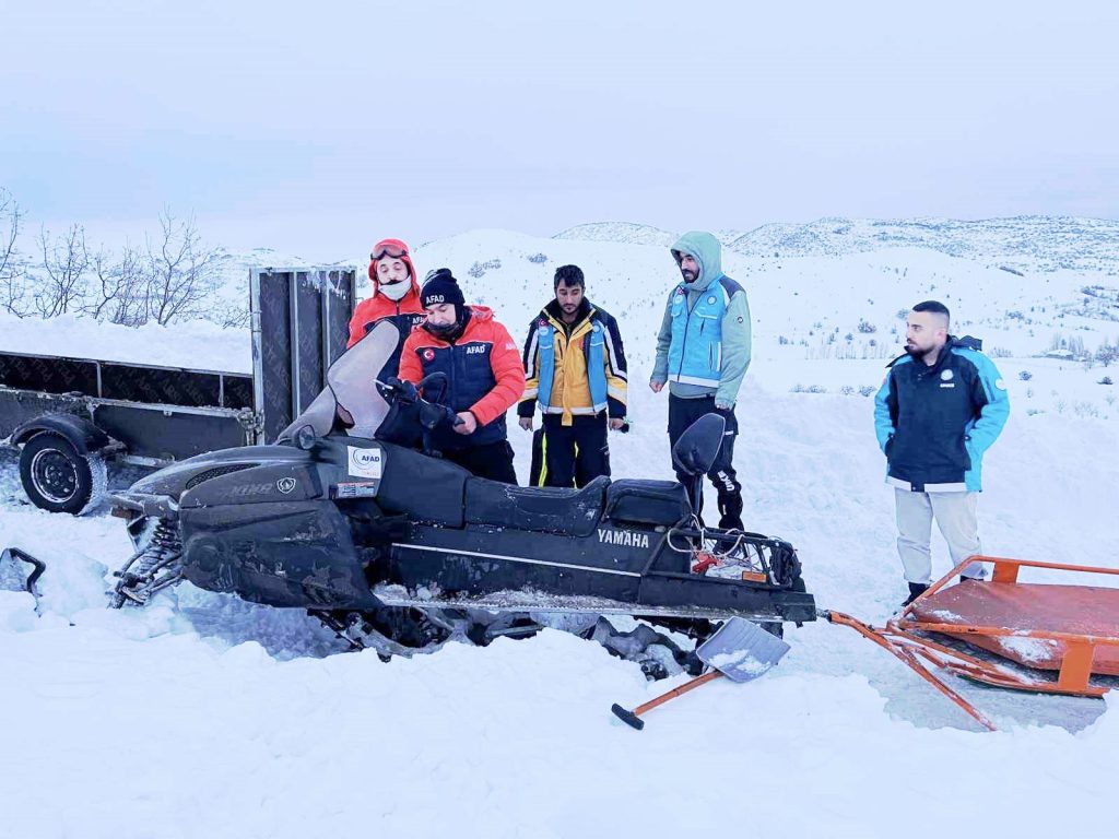 Pertek ilçesinde karla mücadelede güç birliği: Solunum sıkıntısı yaşayan hastayla acil müdahale