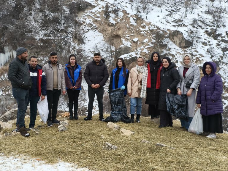 Çemişgezek’te soğuk kışa sıcak dokunuş: Gençler yaban hayatı için seferber oldu