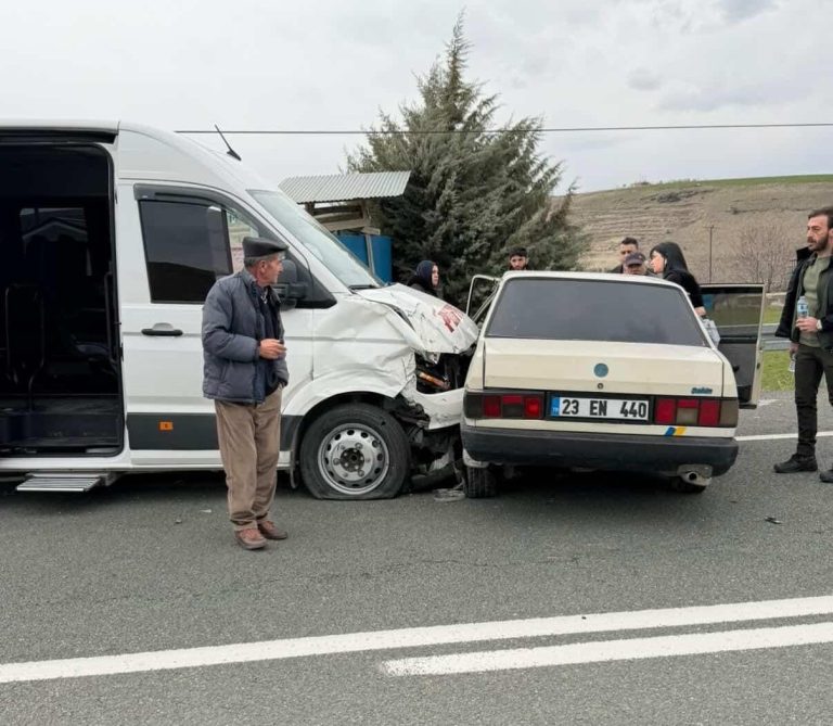 Elazığ -Pertek karayolunda meydana gelen kazada 4 kişi yaralandı