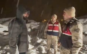 Hozat Ovacık yolunda karda mahsur kalan vatandaşı jandarma kurtardı