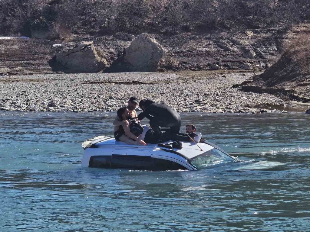 Tunceli’de araç baraj gölüne uçtu: 1 kişi yaralandı