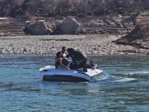 Tunceli’de araç baraj gölüne uçtu: 1 kişi yaralandı