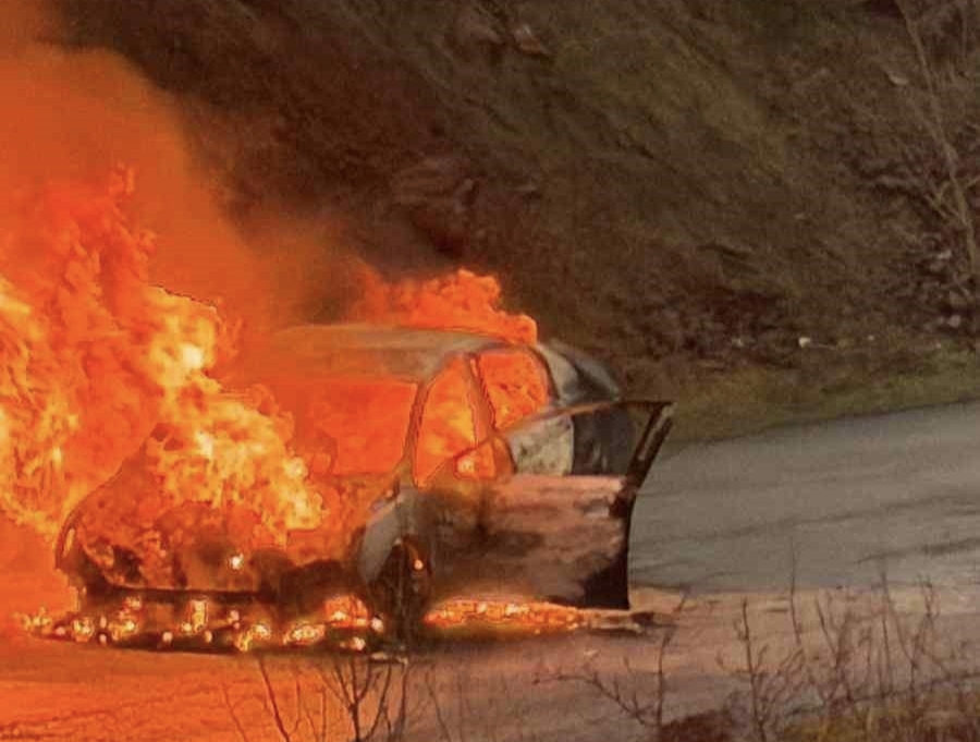 Elazığ’da yanan otomobil alev topuna döndü