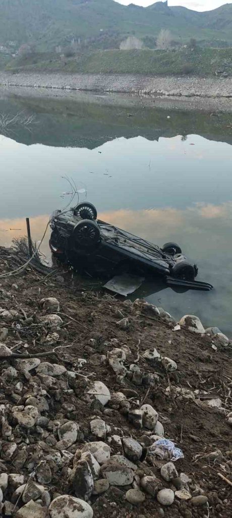 Baraj gölüne uçan otomobildeki sürücüyü ekipler kurtardı