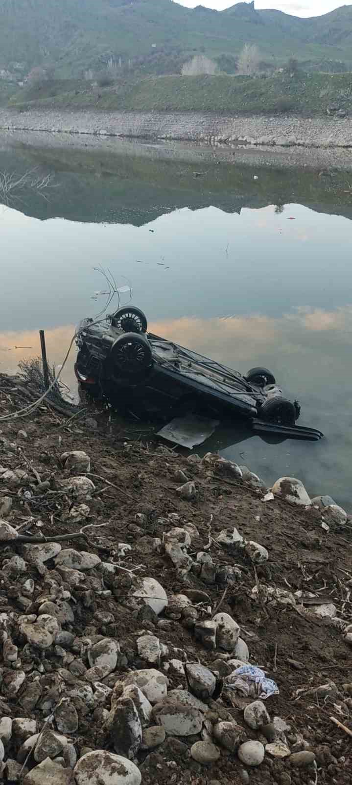 Baraj gölüne uçan otomobildeki sürücüyü ekipler kurtardı