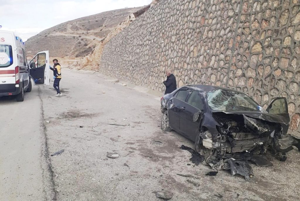 Çemişgezekli aile Malatya’da kaza yaptı. 1’i ağır 2 kişi yaralandı