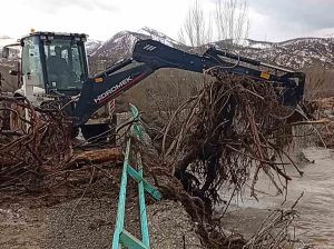 Sel köprüleri tıkadı, ekipler sahada