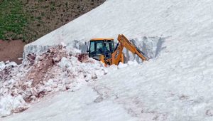 Tunceli’de haziran ortasında karla mücadele sürüyor