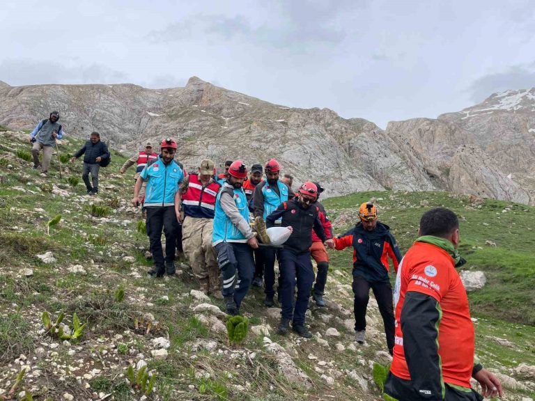 Pülümür kırsalında düşerek bacağını kıran şahıs 5 saatlik çalışmayla kurtarıldı