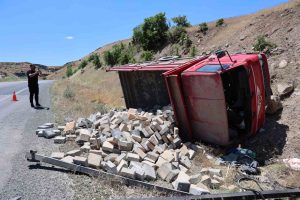 Elazığ – Pertek karayolunda parke taşı yüklü kamyonet devrildi. 2 kişi yaralandı