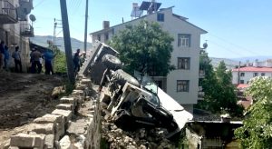 Çemişgezek ilçesinde doğalgaz çalışmasında iş makinesi devrildi