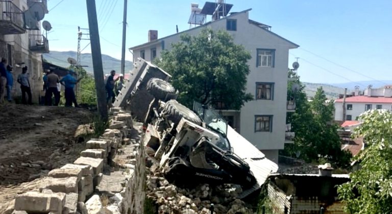 Çemişgezek ilçesinde doğalgaz çalışmasında iş makinesi devrildi
