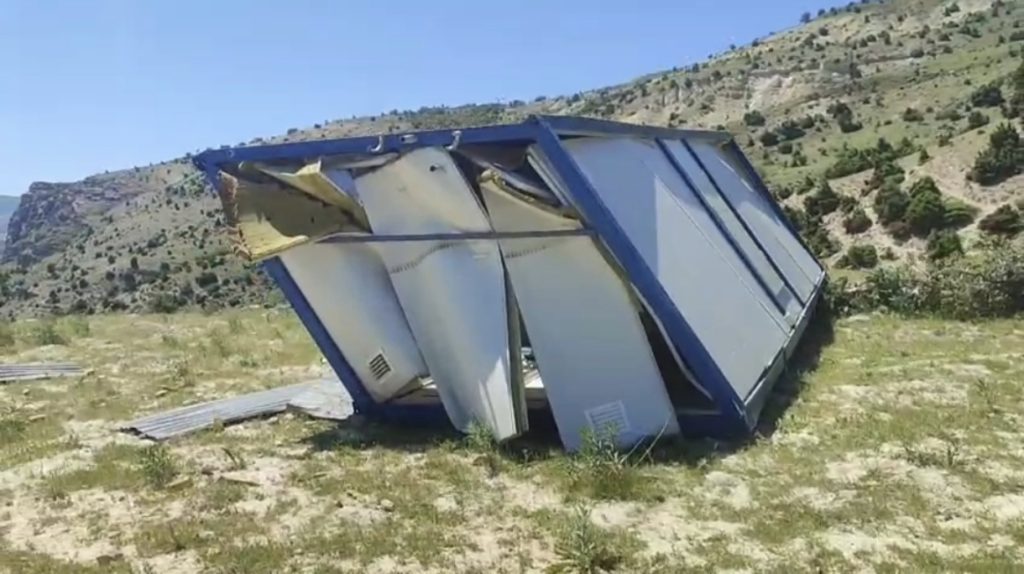 Çemişgezek’te şiddetli rüzgar konteyneri 100 metre sürükledi