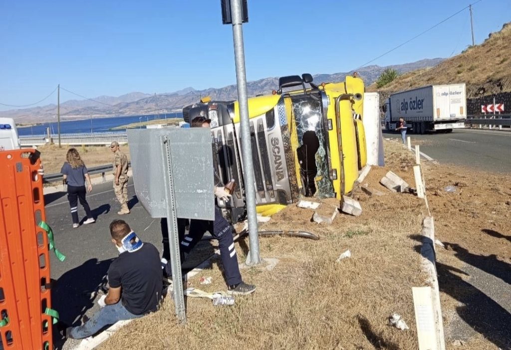 Gülüşkür köprüsünde hayvan yüklü tır devrildi: 2 kişi yaralandı