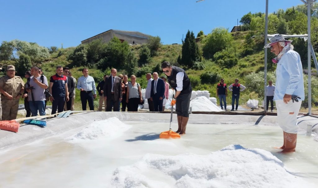 Vali Şefik Aygöl, tescilli Pülümür tuzunun üretimine kürek sallayarak eşlik etti