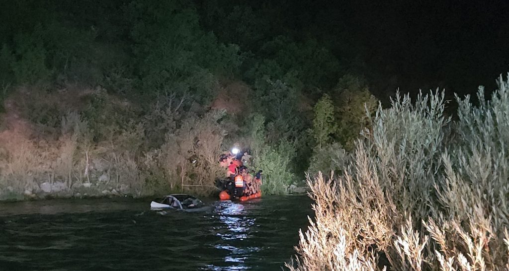 Tunceli’de araç Munzur Nehri’ne yuvarlandı: 2 kişi yaralandı