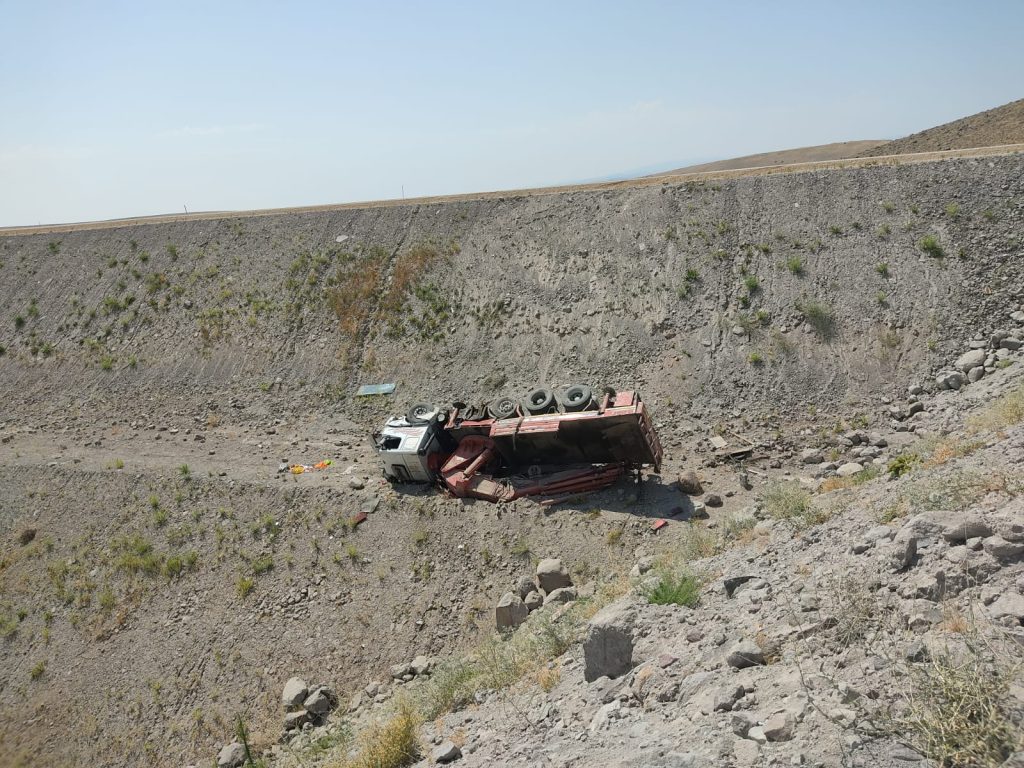Çemişgezek’te vinç uçuruma yuvarlandı: 1 kişi yaralandı