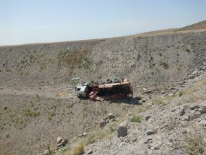 Çemişgezek’te vinç uçuruma yuvarlandı: 1 kişi yaralandı