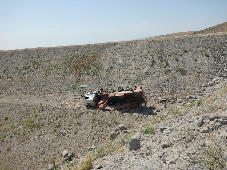 Çemişgezek’te vinç uçuruma yuvarlandı: 1 kişi yaralandı