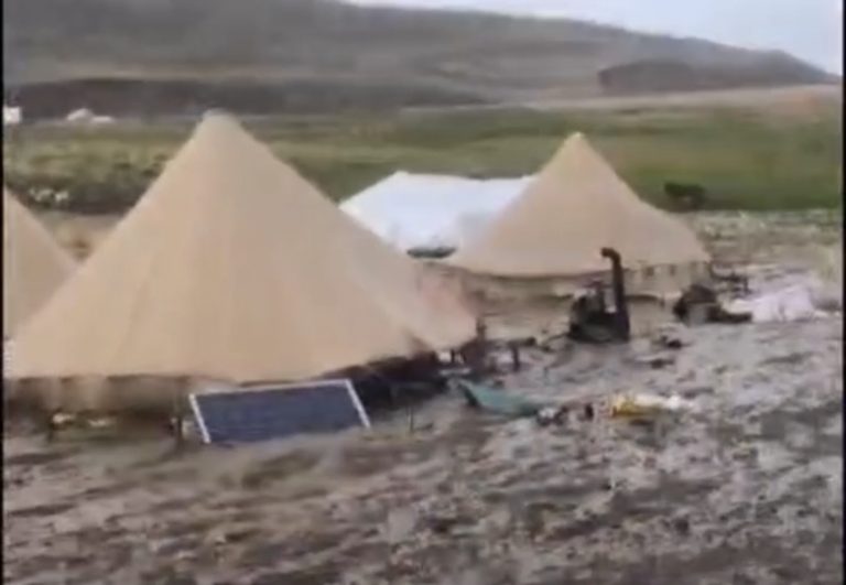 Tunceli’de yüksek rakımda sağanak etkili oldu. Yaylacılar zor anlar yaşadı