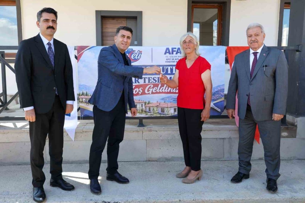 Tunceli’de 18 kırsal konutun anahtarları hak sahiplerine teslim edildi