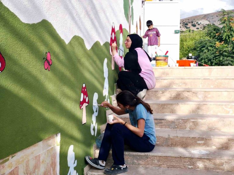 Çemişgezek anaokulunun duvarları öğretmen ve öğrencilerin resimleriyle renklendi