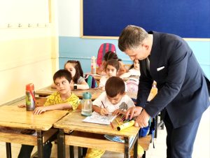 Çemişgezek Milli Eğitim Müdürü Vural Berker, öğrencilerin ilk ders heyecanına ortak oldu