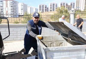 Temizlik esnasında bulduğu çantanın içerisinde 600 bin liralık döviz ve altın çıktı, sahibine ulaştırdı