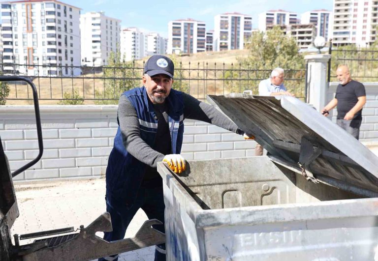 Temizlik esnasında bulduğu çantanın içerisinde 600 bin liralık döviz ve altın çıktı, sahibine ulaştırdı