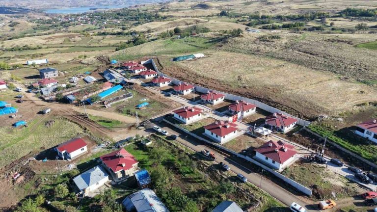 Pertek ilçesinde 11 kırsal konutun anahtarı teslim edildi